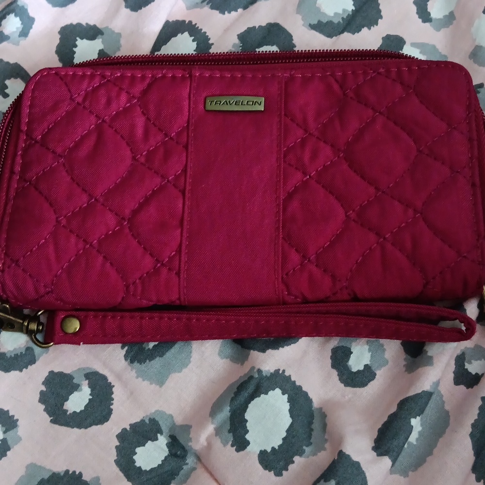 Travelon wristlet wallet
